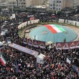 Des milliers d'Iraniens, criant "Mort à l'Amérique" et "Mort à Israël", se sont rassemblés dans le centre de Téhéran, autour des cercueils recouverts de drapeaux iraniens et portant des portraits des commandants tués en uniforme. KEYSTONE/EPA/ABEDIN TAHERKENAREH
